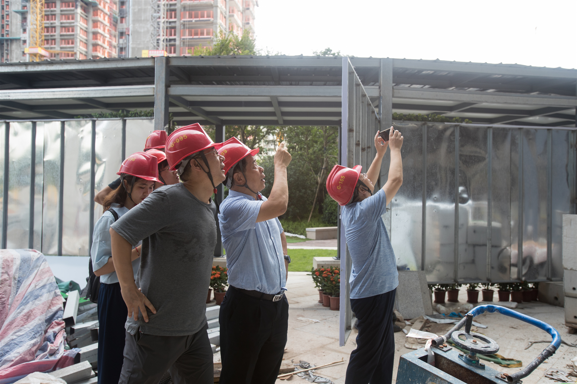 宝鹰集团副总裁万树春到集团参建深圳重大城市更新项目——天健·天骄巡察幕墙建设